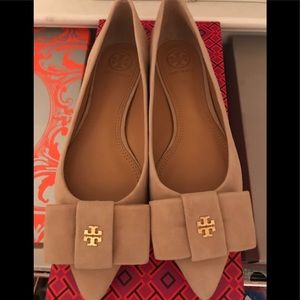 NWOT, size 6, taupe suede Tory Burch shoes